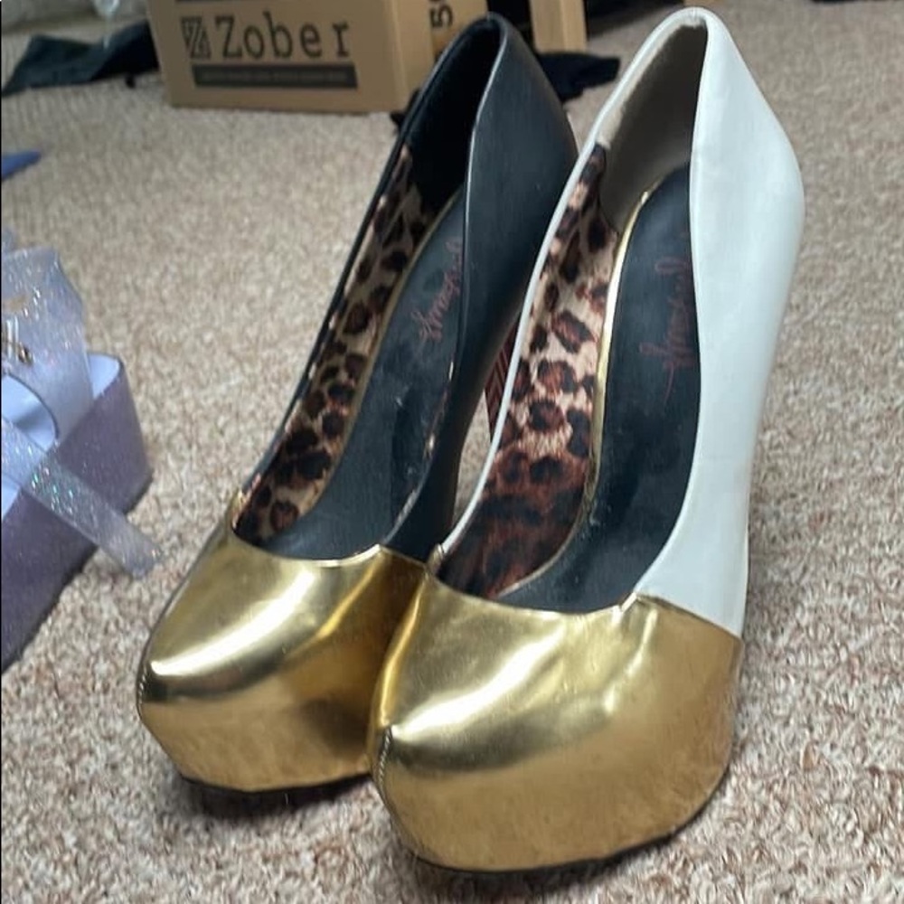 Taylor Says Black & White Pumps Size 8